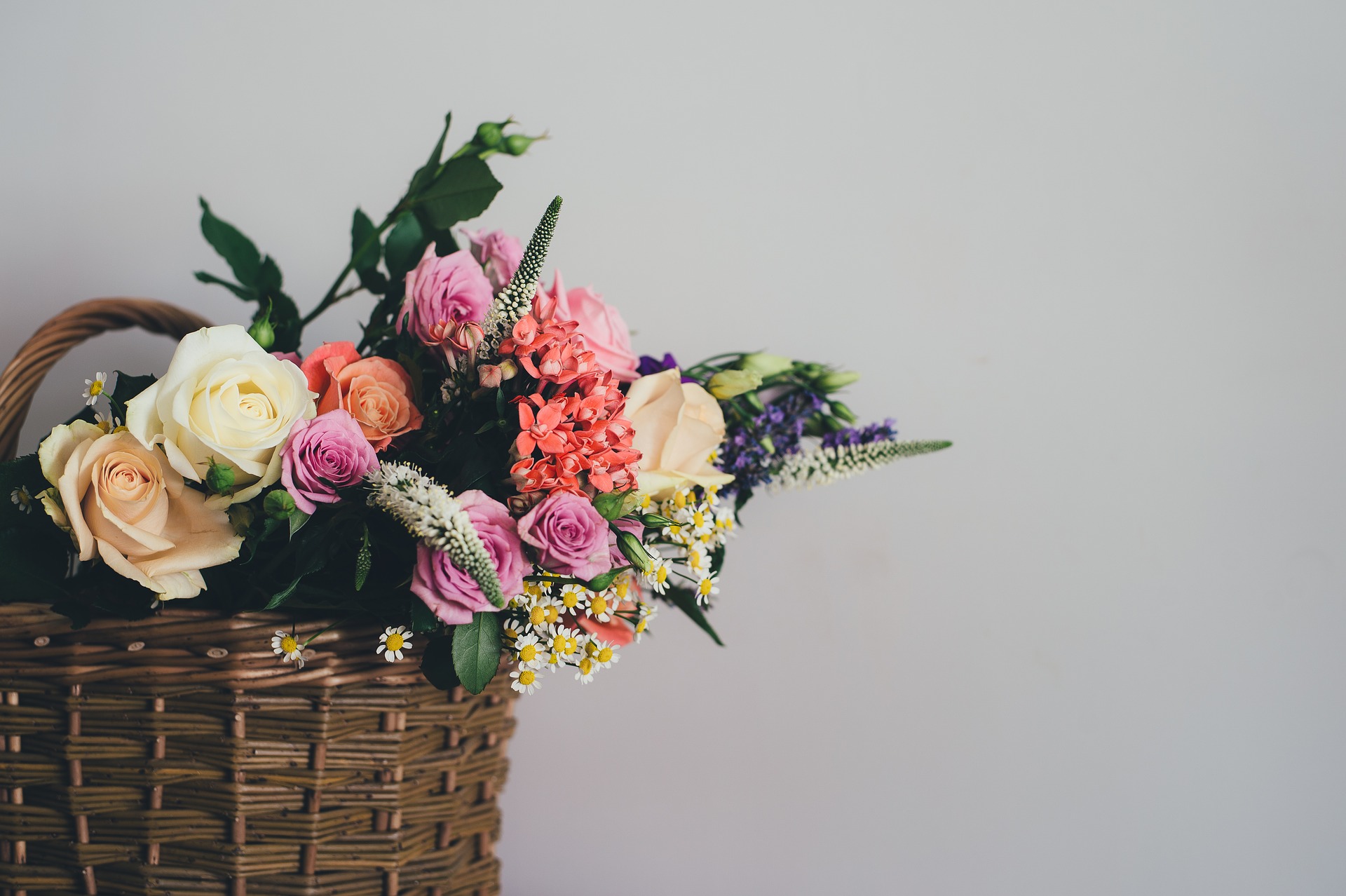 Aktuell entfremden viele DIY-Liebhaber alle möglichen Behältnisse für Blumen und Gestecke.