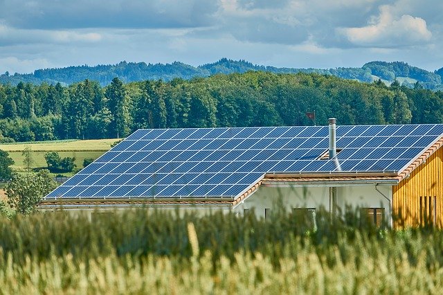 Wer mit einem Bauträger ein Fertighaus baut, sollte sich en detail informieren, welche Leistungen in einem Angebot genau enthalten – oder eben auch nicht enthalten – sind. Hier lauert eine Kostenfalle, mit der man in der Regel nicht rechnet und die im Nachhinein dazu führen kann, dass das Budget gesprengt wird. Dabei geht es um Fragen, die meist erst im Verlauf der Arbeiten auftauchen. Ist der Kellerabgang inklusive? Wie sieht es mit der Untermörtelung der Hauswände aus? Sind die Schornsteinanschlüsse im Preis enthalten?  Wer übernimmt die Kosten für den Fachmann, der die Eckventile für den Spülenanschluss montiert? Gibt es eine Endreinigung oder wird „besenrein“ übergeben, was deutlich voneinander abweicht? Es stellt sich auch die Frage, ob die Standardausführungen des Anbieters ausreichen, was in jedem Fall die günstigste Variante ist.