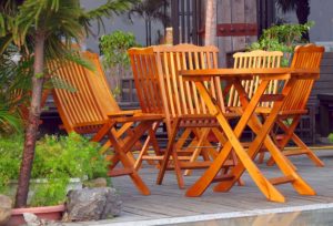 Holz-Gartenstühle als Gartenmöbel auf der Terrasse