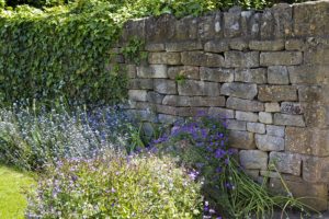 Steinmauer im Garten